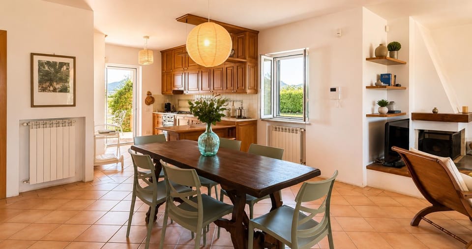 Kitchen or kitchenette, Dining area