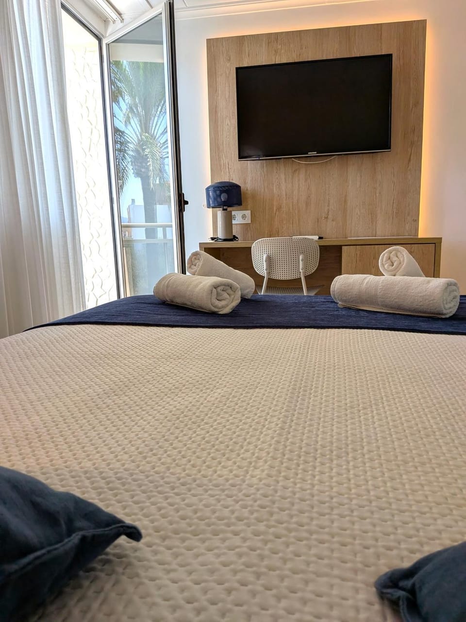 Bed, TV and multimedia, Photo of the whole room, Seating area, Bedroom