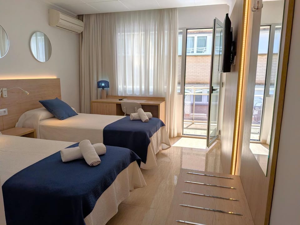 Bed, TV and multimedia, Photo of the whole room, Bedroom, towels, air conditioner