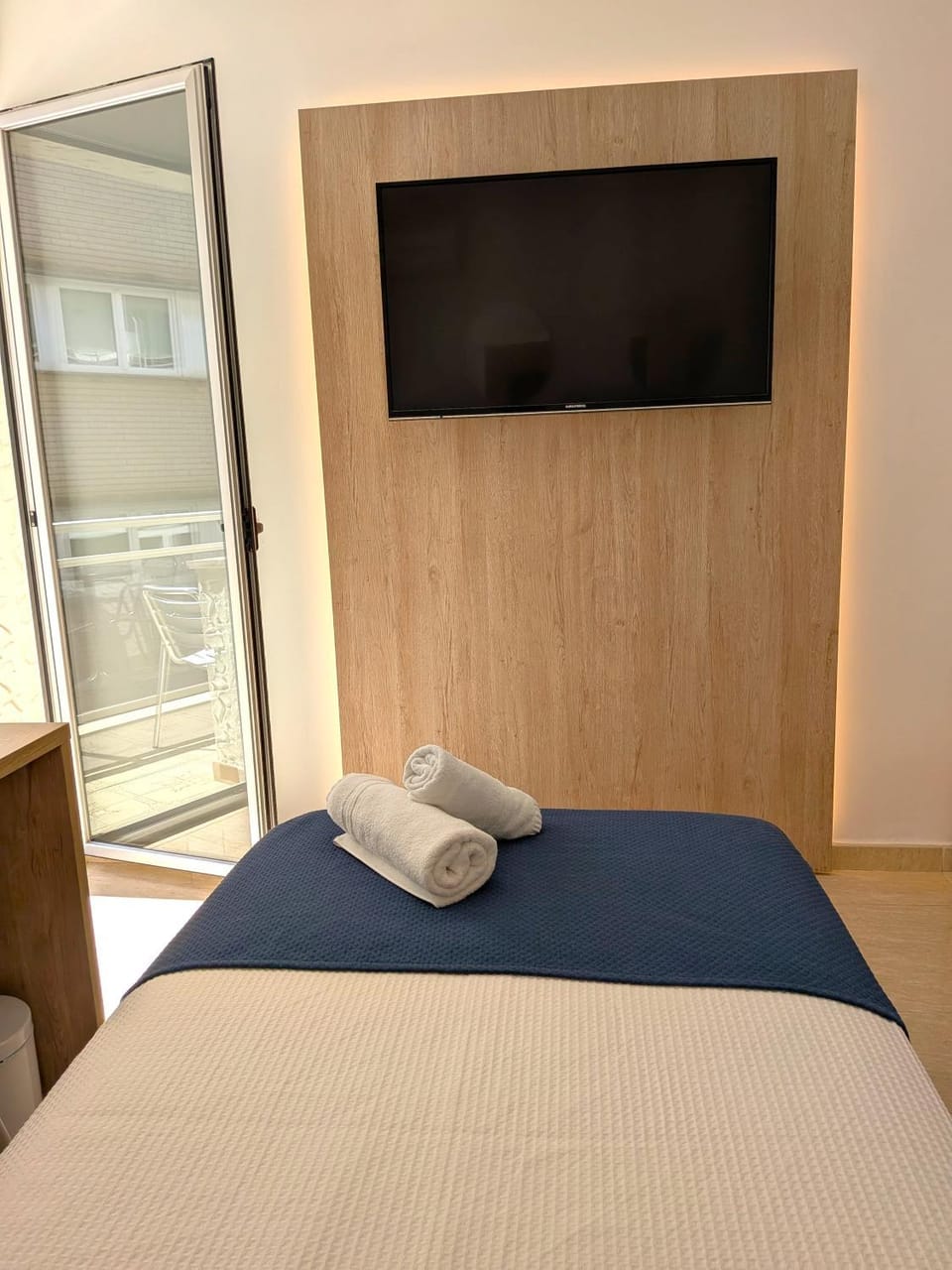 Bed, TV and multimedia, Photo of the whole room, Bedroom, towels
