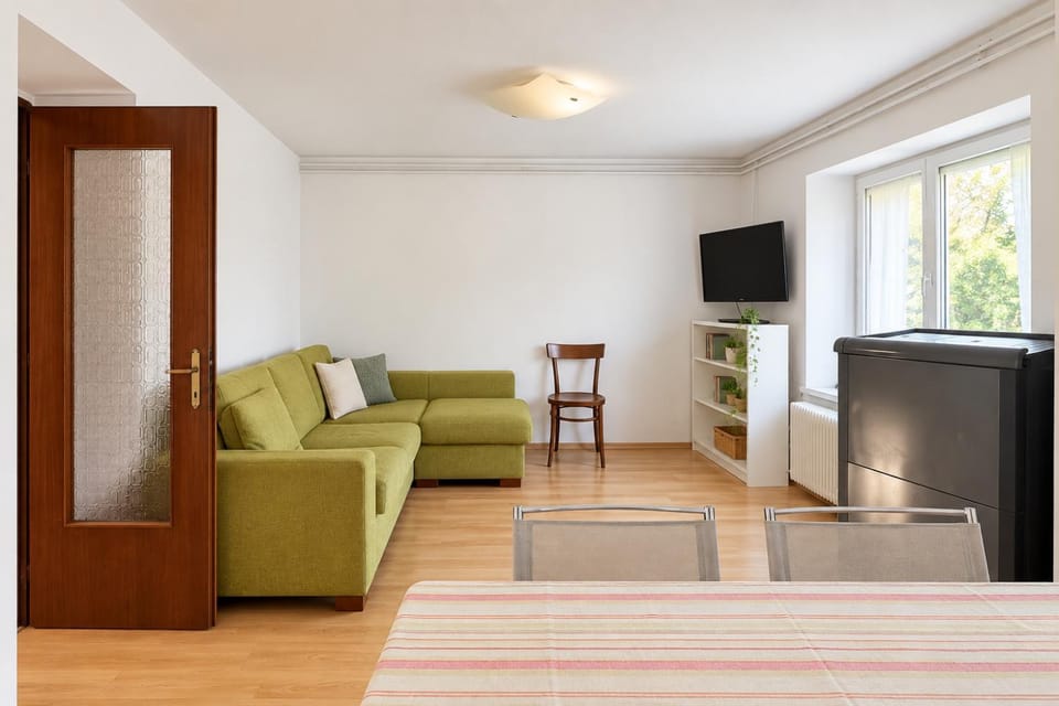 TV and multimedia, Living room, Seating area, Evening entertainment
