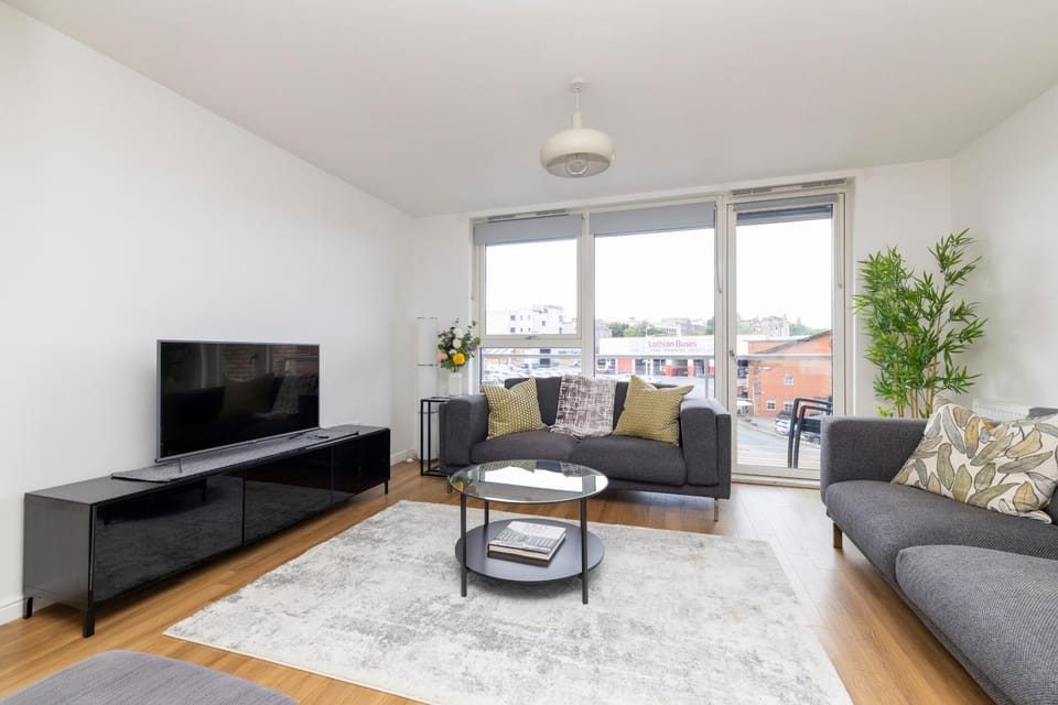 Communal lounge/ TV room, TV and multimedia, Living room, Seating area, Evening entertainment