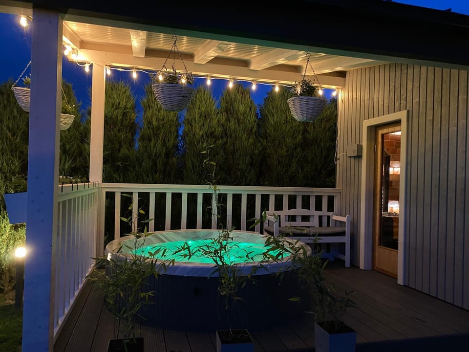 Hot Tub, Hot Tub