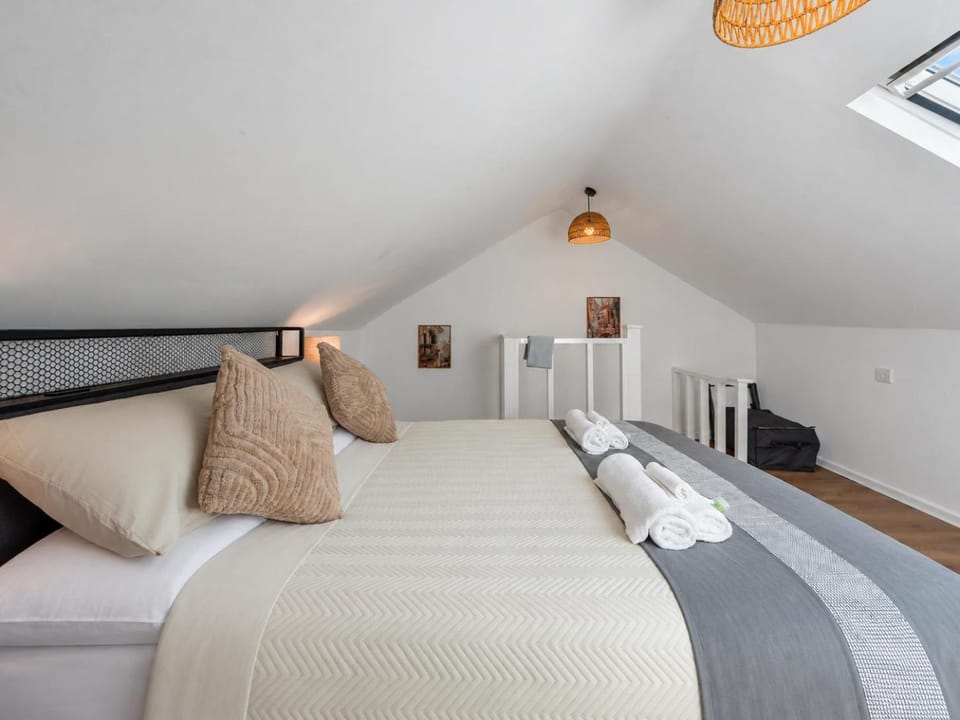 Luton Airport 2 Bed Flat | Families & Contractors Apartment in Luton