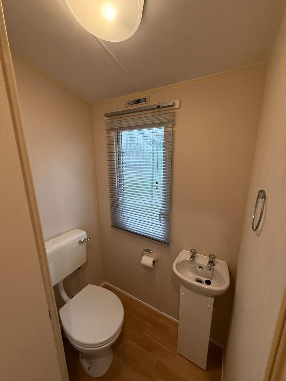 Sunnymede B2 - Hot tub caravan - Fantasy Island, Pet Friendly ,Wi-Fi available, Meadow Lakes Caravan Hire Apartment in Ingoldmells