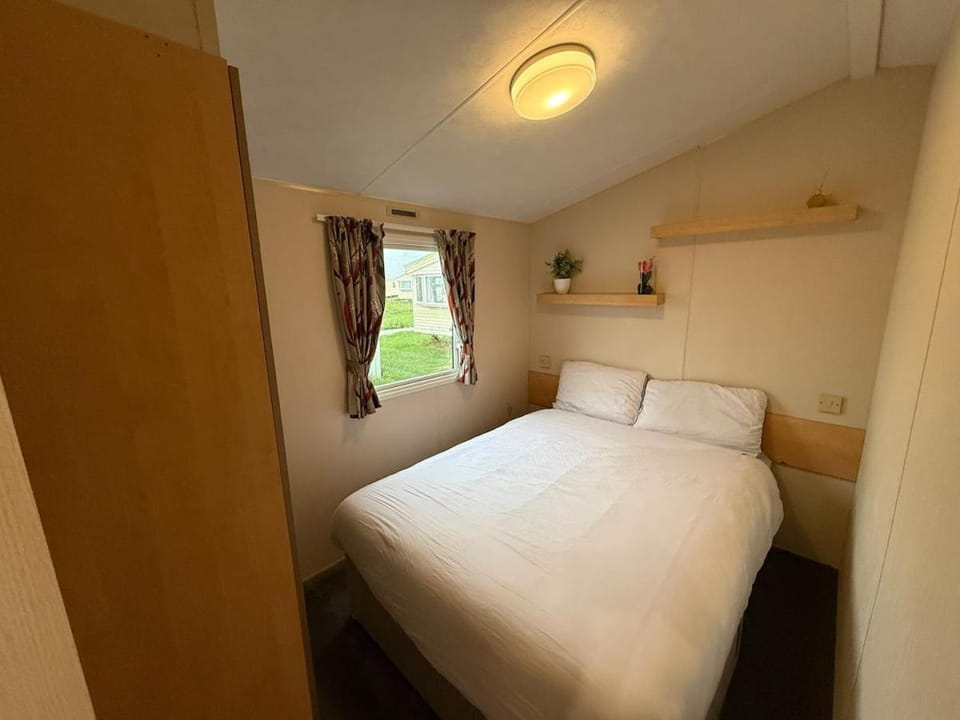 Sunnymede B2 - Hot tub caravan - Fantasy Island, Pet Friendly ,Wi-Fi available, Meadow Lakes Caravan Hire Apartment in Ingoldmells