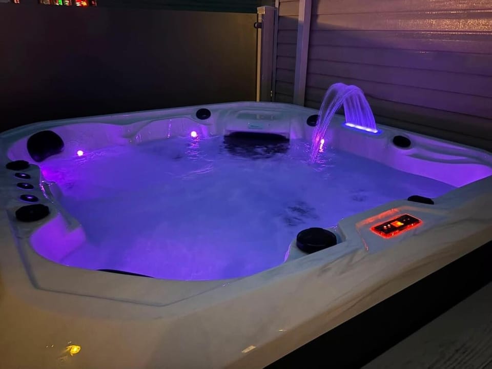 Sunnymede B2 - Hot tub caravan - Fantasy Island, Pet Friendly ,Wi-Fi available, Meadow Lakes Caravan Hire Apartment in Ingoldmells