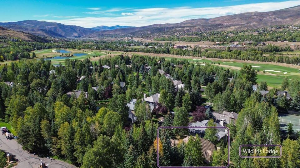 Property building, Neighbourhood, Bird's eye view, Golfcourse, Mountain view
