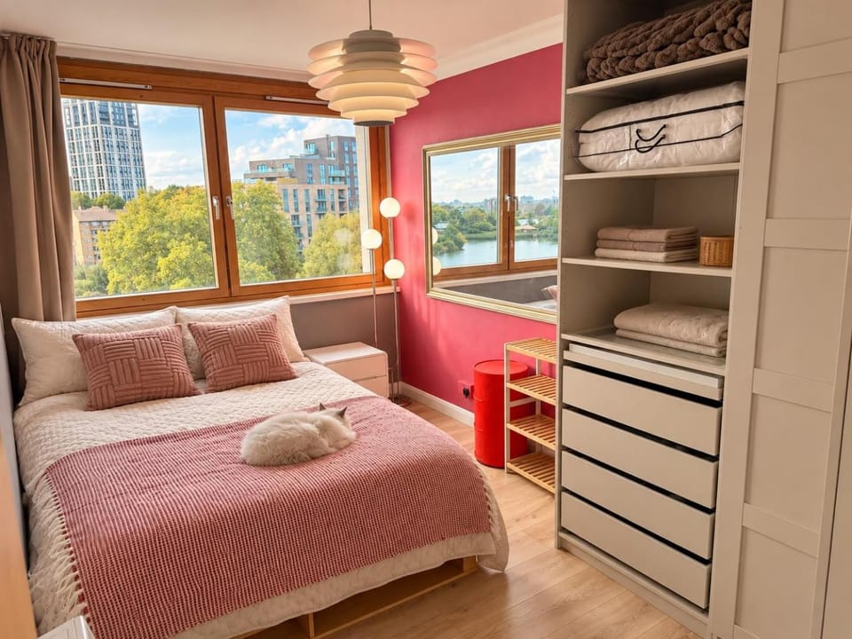 Atomic Sunset - 3 Bedrooms Flat - Lakeview Apartment in London Borough of Islington