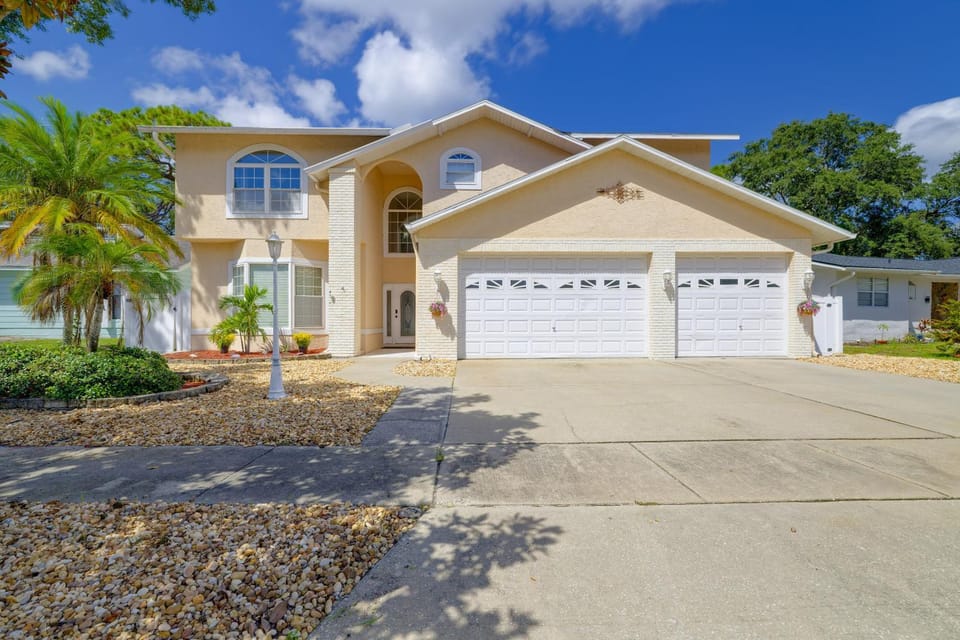 Private Outdoor Oasis! Palm Harbor Family Escape House in Tarpon Springs