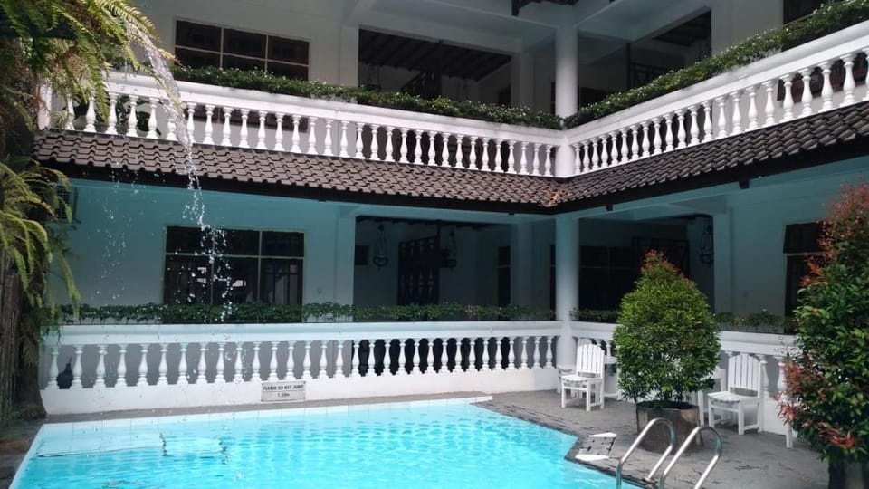 Property building, Day, Pool view, Swimming pool
