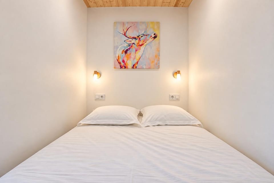 Bed, Photo of the whole room, Decorative detail, Bedroom