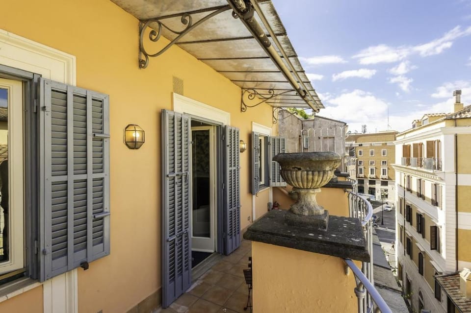 Spanish Steps Luxury Penthouse Apartment in Rome
