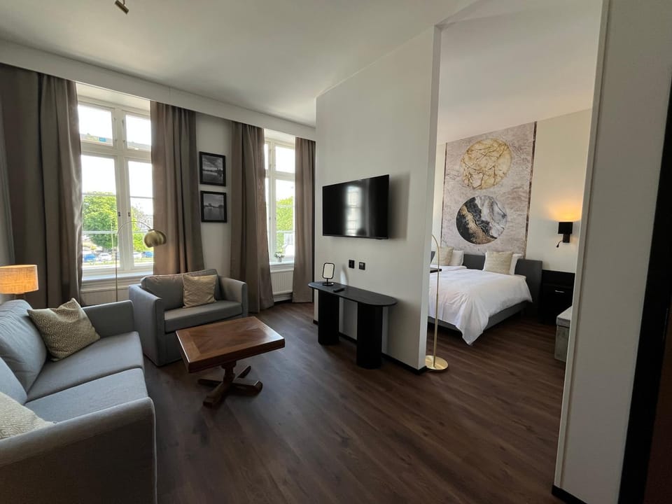 Communal lounge/ TV room, Bed, TV and multimedia, Seating area, Bedroom