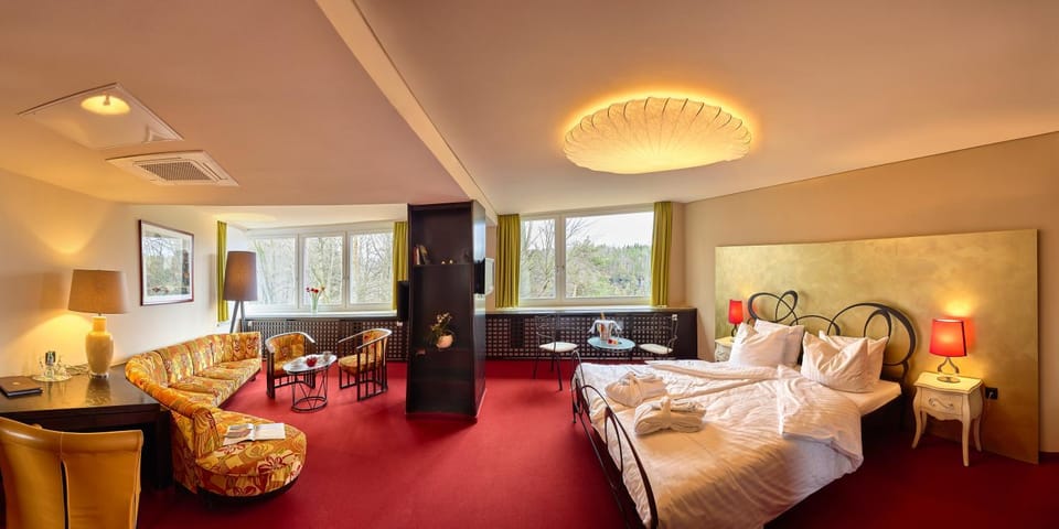 Bed, Photo of the whole room, Decorative detail, Seating area