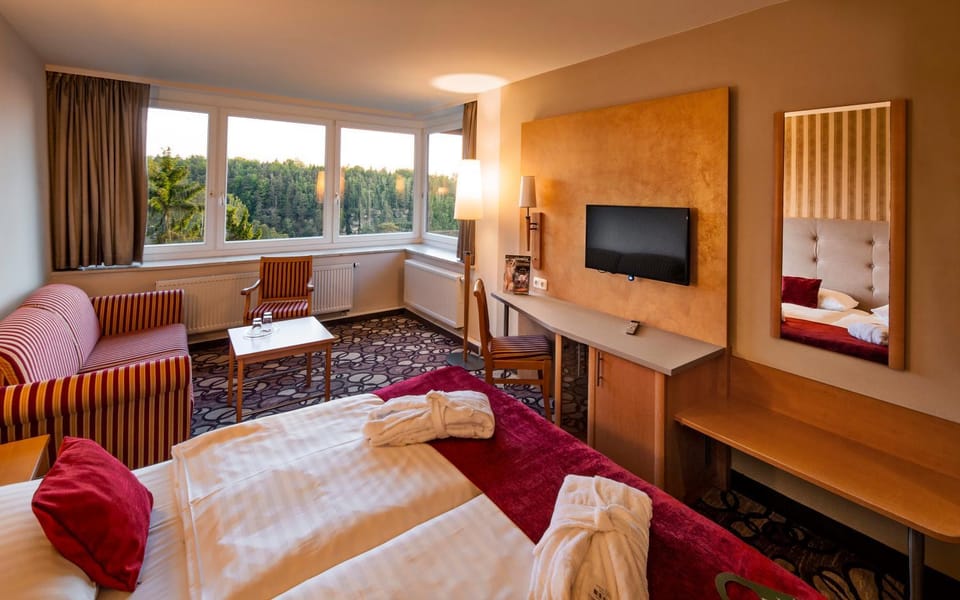 Bed, TV and multimedia, View (from property/room), Photo of the whole room, Seating area, Mountain view