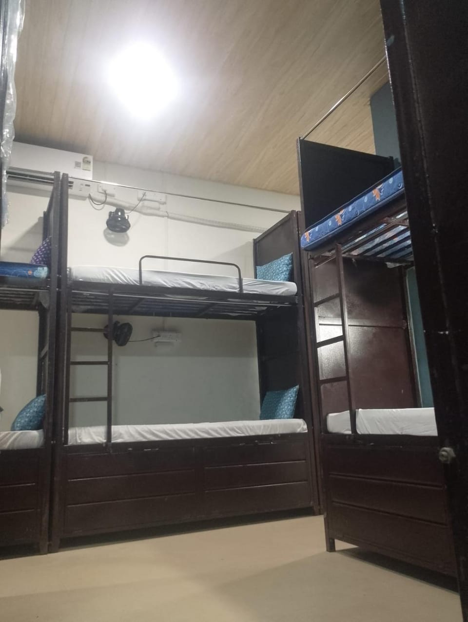 Lucky Dorms Cabins and PG Cabin in Mumbai