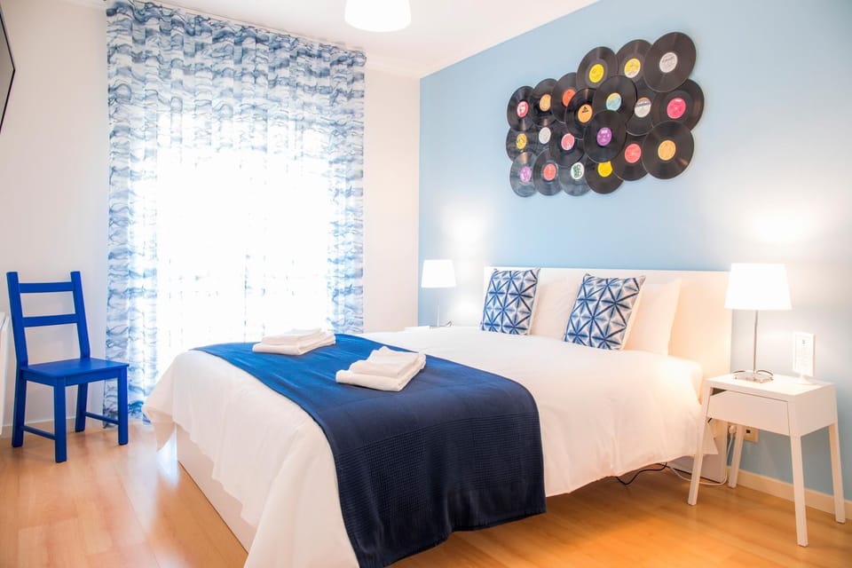 Bed, Property logo or sign, TV and multimedia, Photo of the whole room, Decorative detail, Bedroom