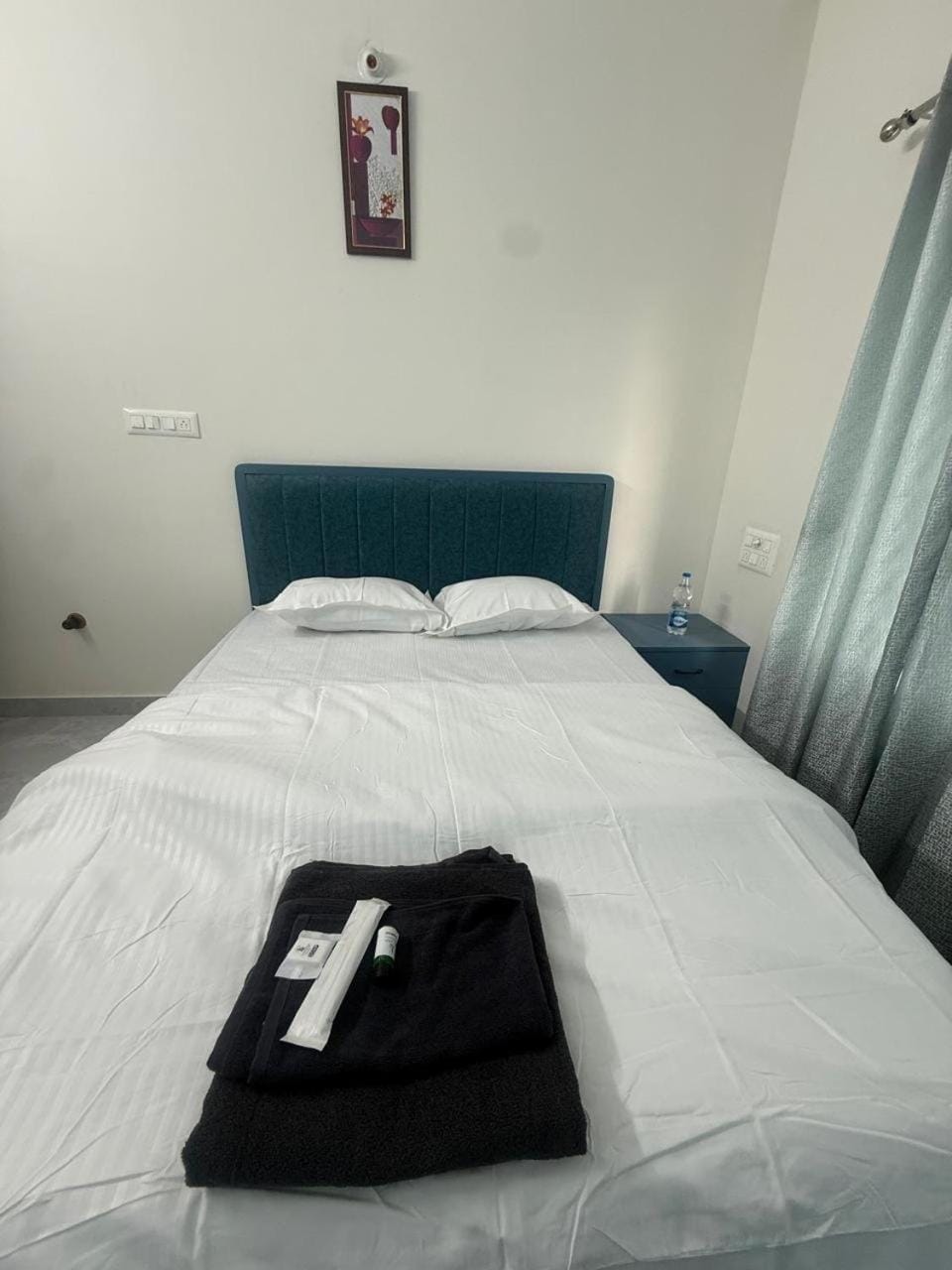 Bed, Photo of the whole room, Bedroom, towels