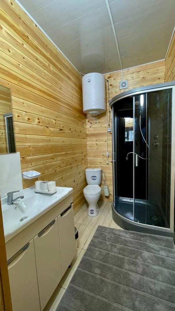 Shower, Toilet