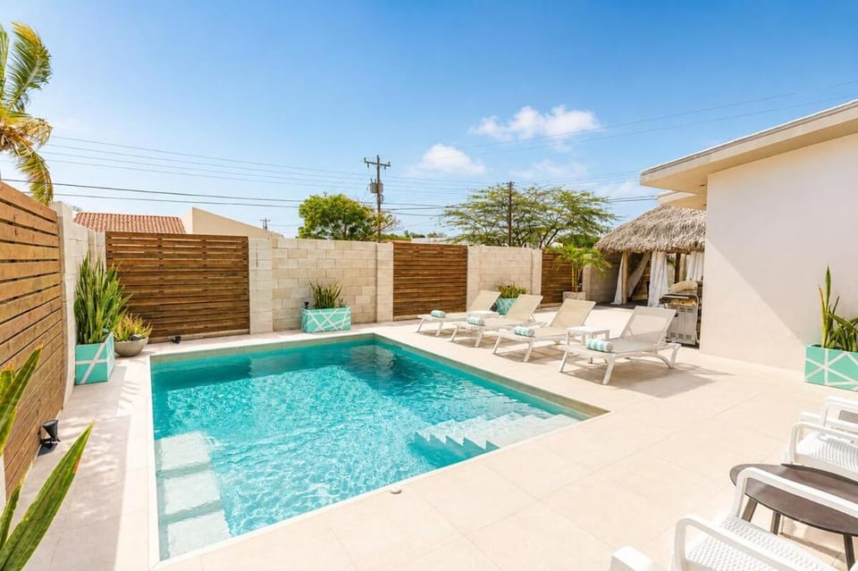 Palm Beach Villa, Pool, Playroom, Walk to Beach House in Noord