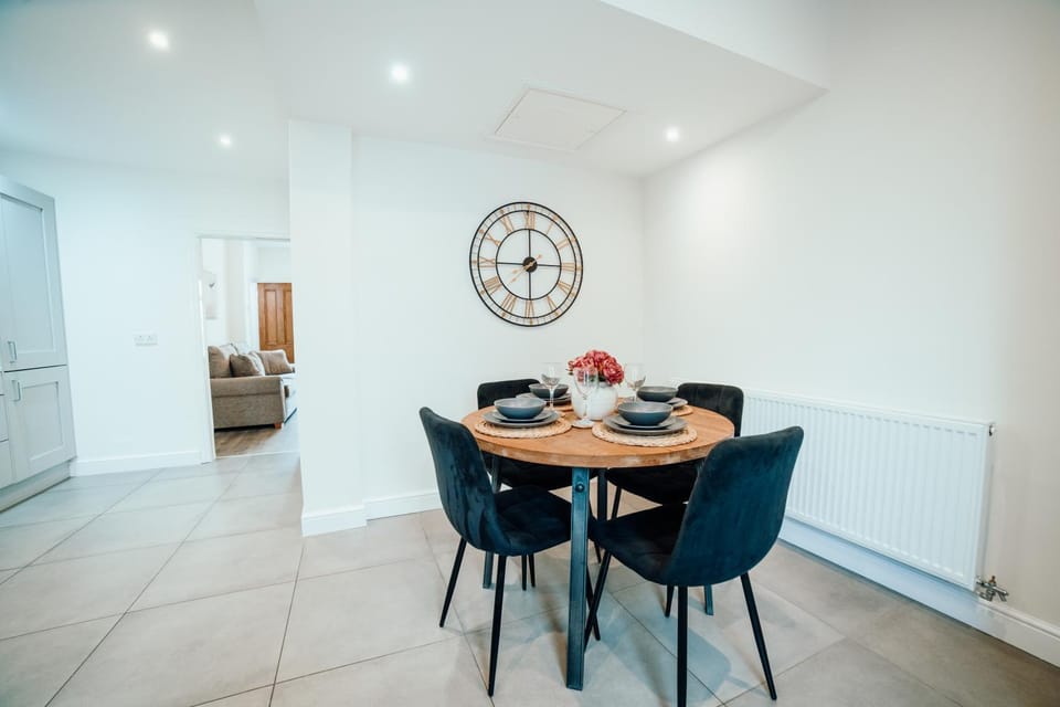 Kitchen or kitchenette, Seating area, Dining area, internet