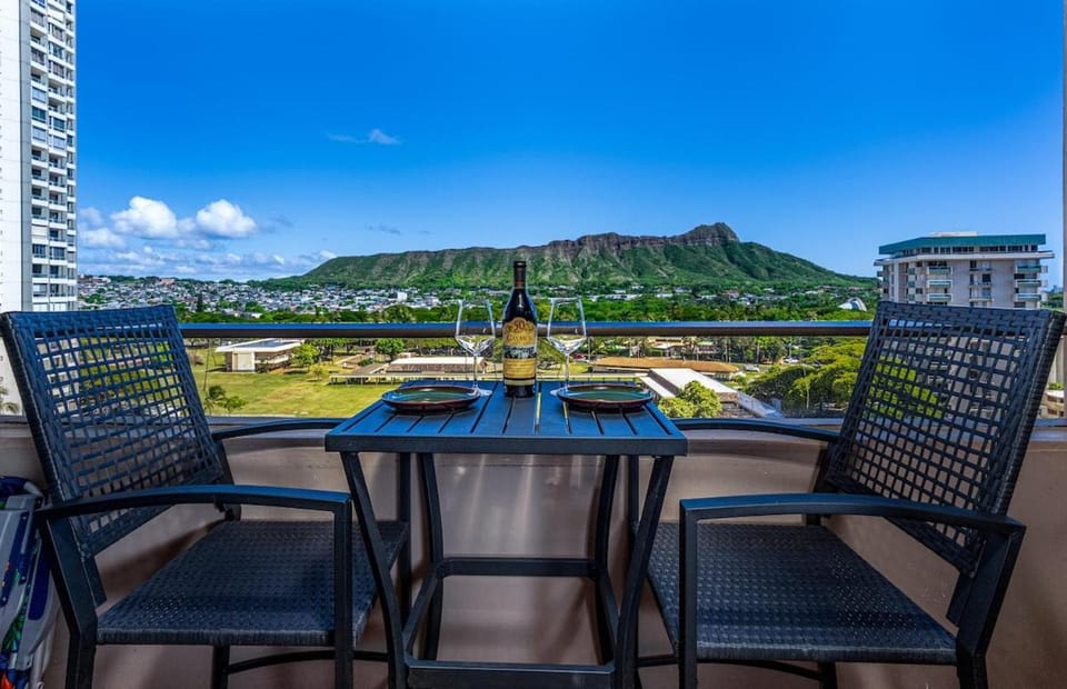 New Modern Luxe Escape in Diamond Head with Free Parking House in Honolulu