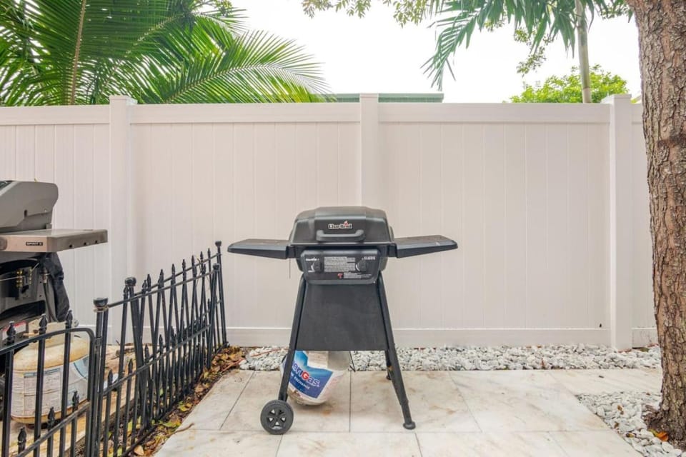 Beachside 3BR Townhouse with Patio Grill n Bikes House in Lauderdale-by-the-Sea