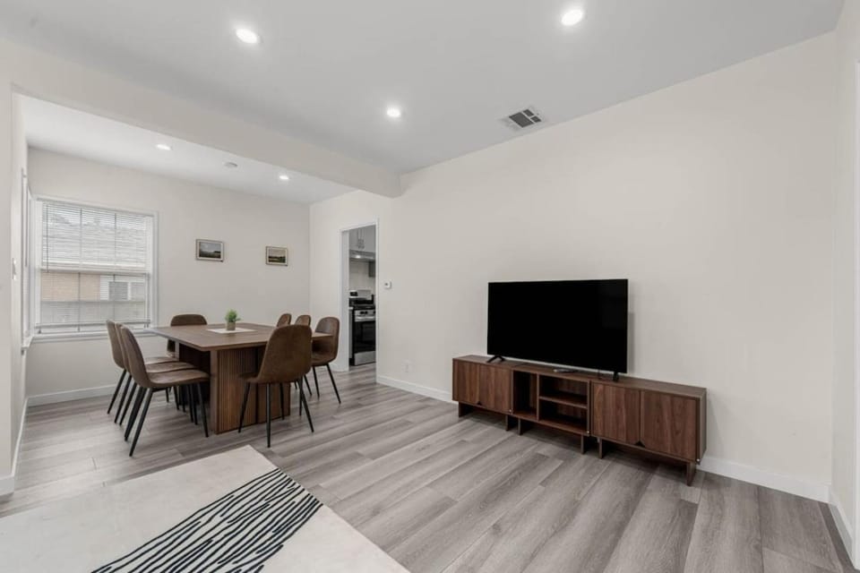 Burbank Haven 3BR Unit House in Burbank
