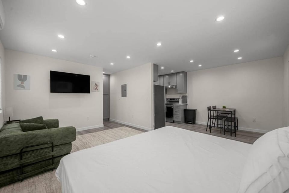 Modern Burbank Getaway House in Burbank