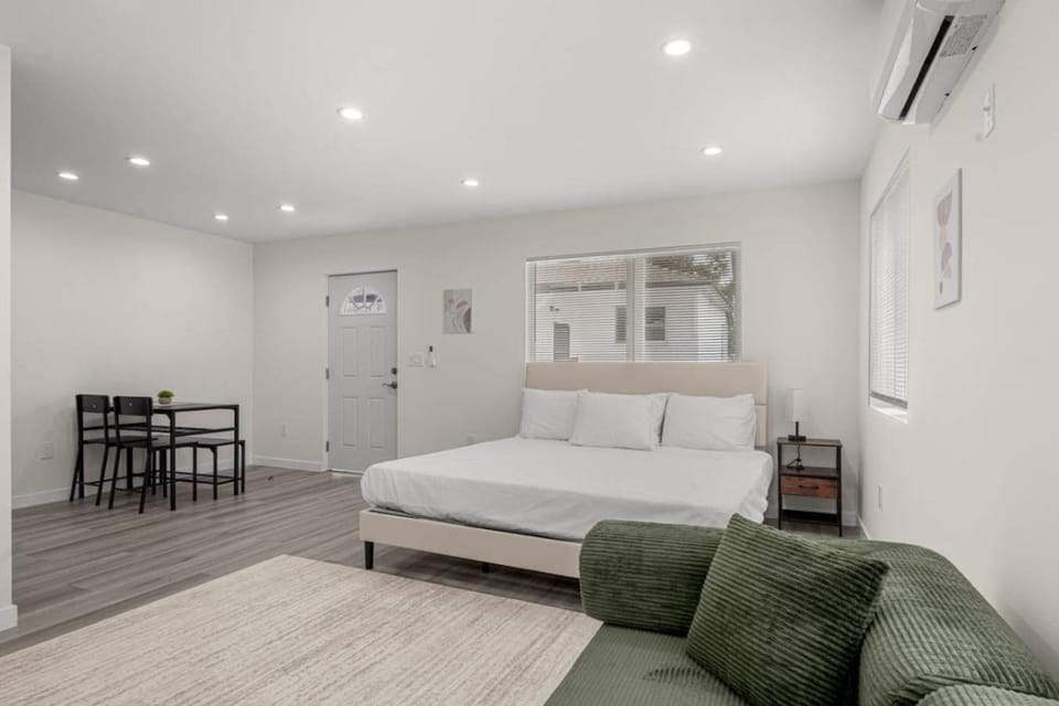 Modern Burbank Getaway House in Burbank
