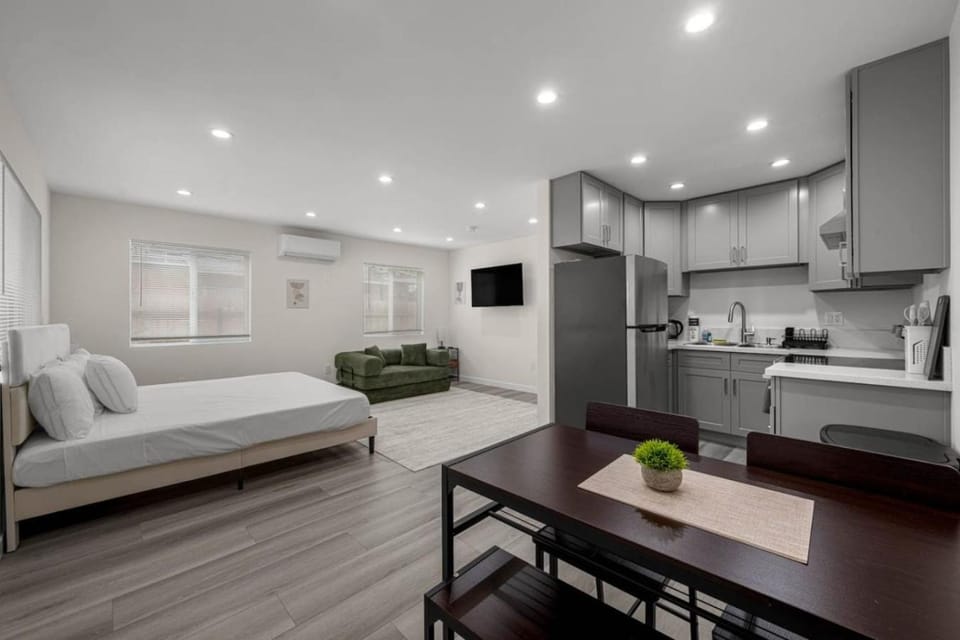 Modern Burbank Getaway House in Burbank