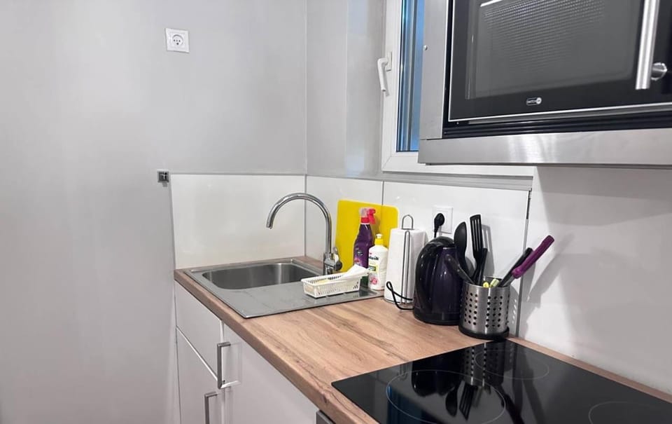 Coffee/tea facilities, Kitchen or kitchenette, stove
