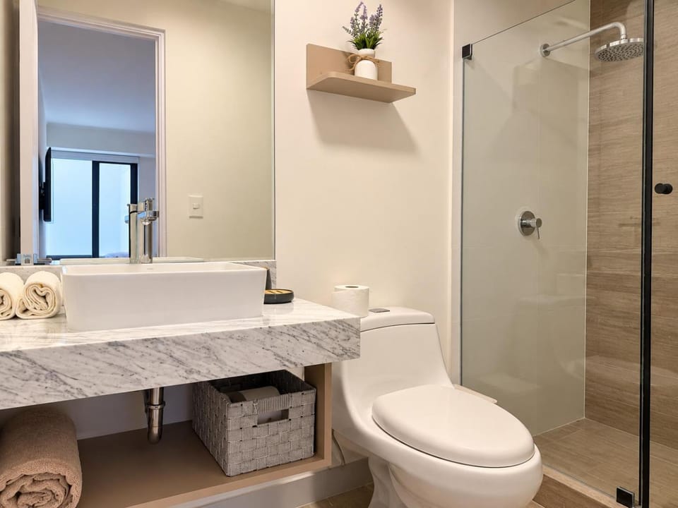 Shower, Toilet, Bathroom, towels