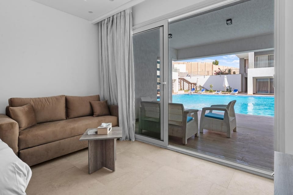 Balcony/Terrace, Seating area, Pool view