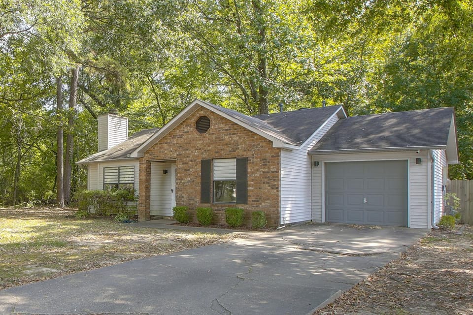 10 Mi to Dtwn Little Rock! Patio & Fire Pit House in Little Rock