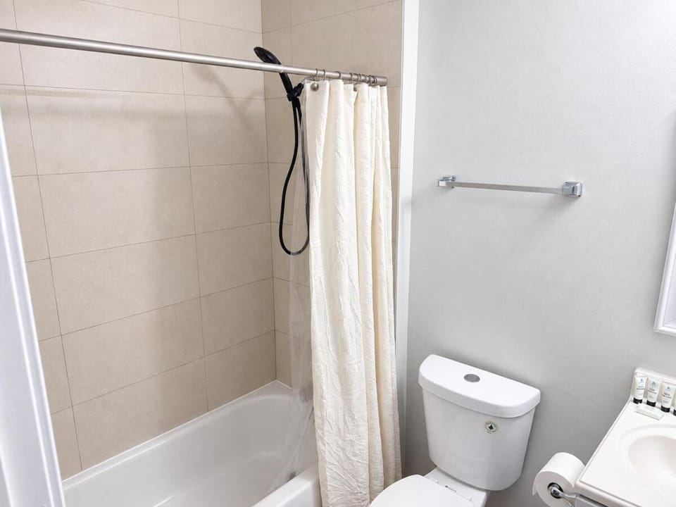 Coastal 3BR Retreat Near Beaches & Palm Beach Apartment in Riviera Beach