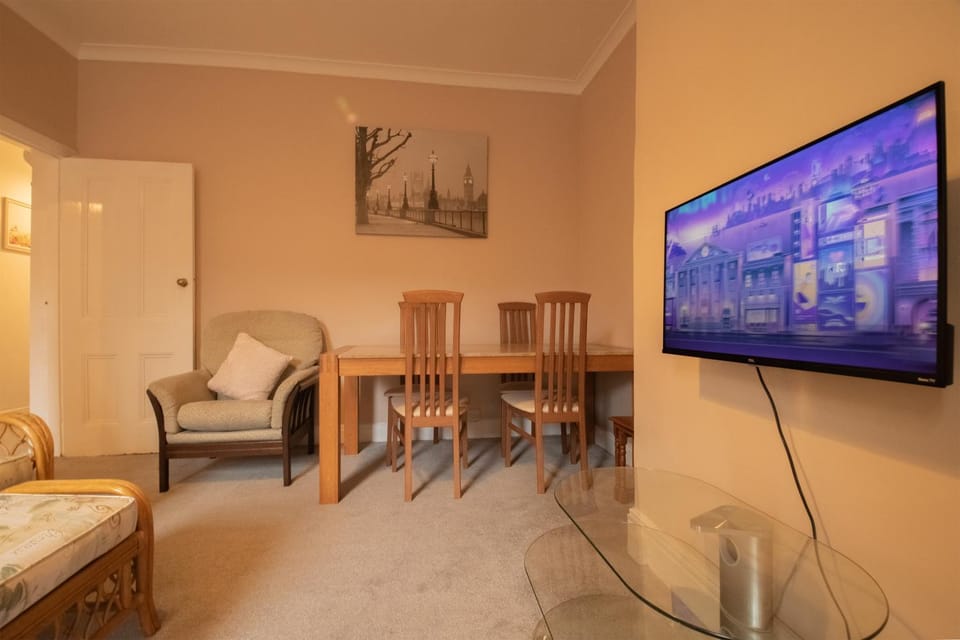 Communal lounge/ TV room, TV and multimedia, Living room, Seating area, Dining area, Evening entertainment