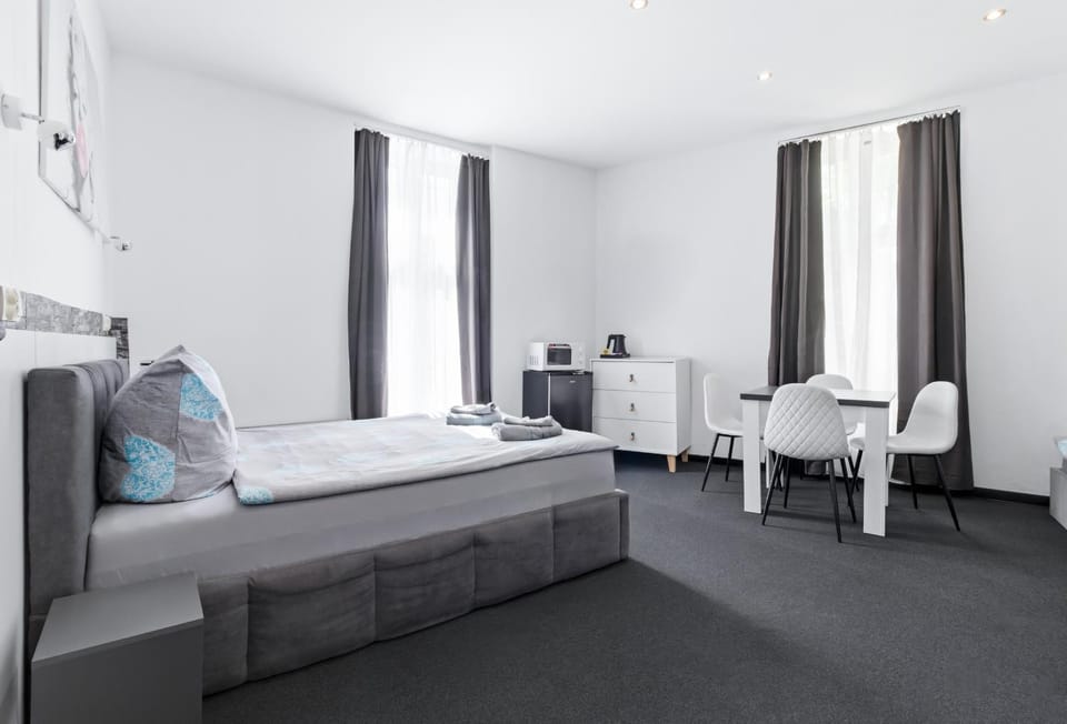 Bed, Coffee/tea facilities, View (from property/room), Photo of the whole room, Food, microwave
