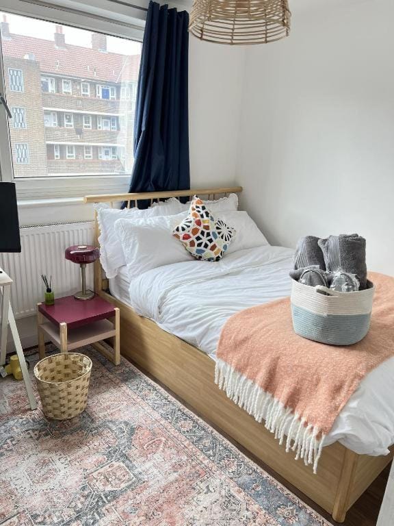 Bed, Photo of the whole room, Decorative detail, Bedroom, towels