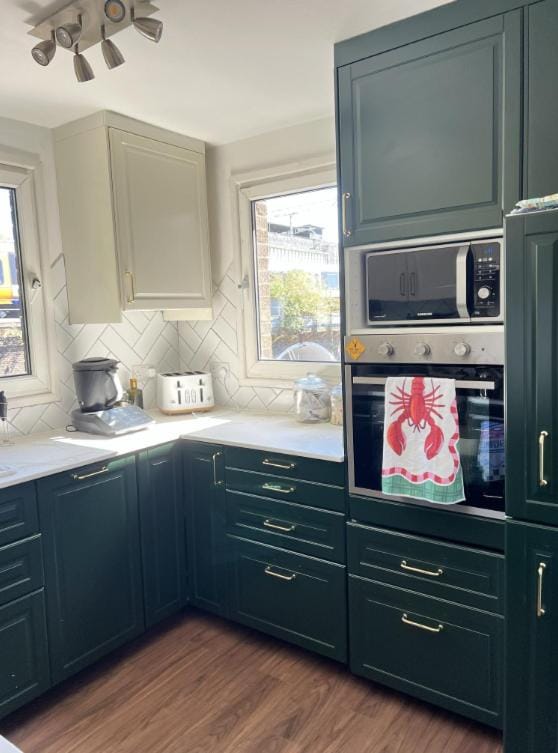 Kitchen or kitchenette, Photo of the whole room, Decorative detail, microwave, oven