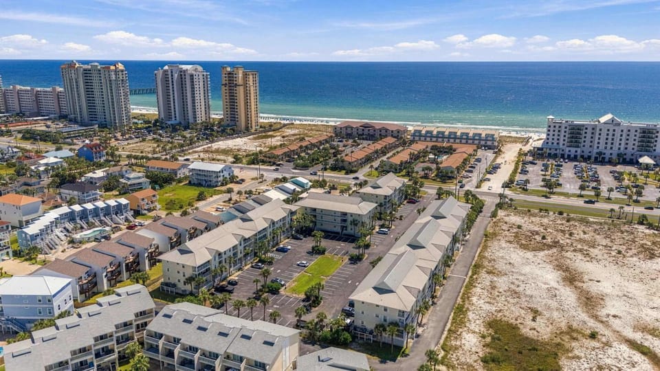 Condo Near the Beach with Pool Wifi Washer & Dryer House in Pensacola Beach