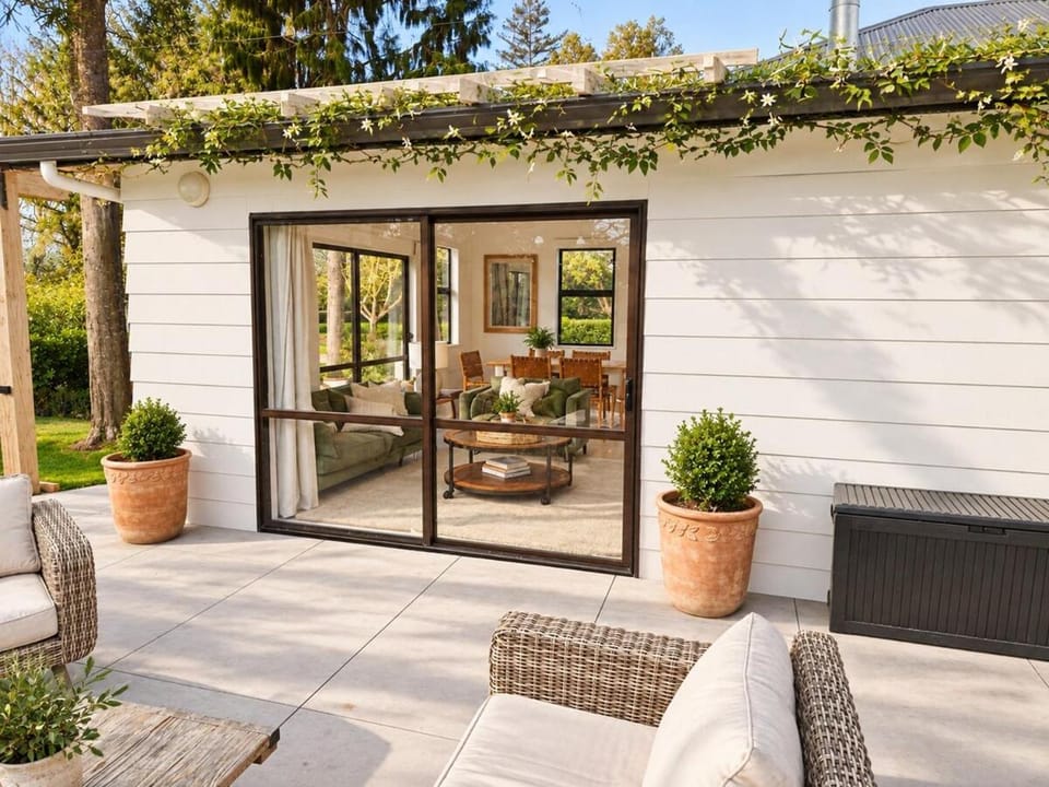 Fantail House Private Quiet Retreat with Spa Pool Villa in Havelock North