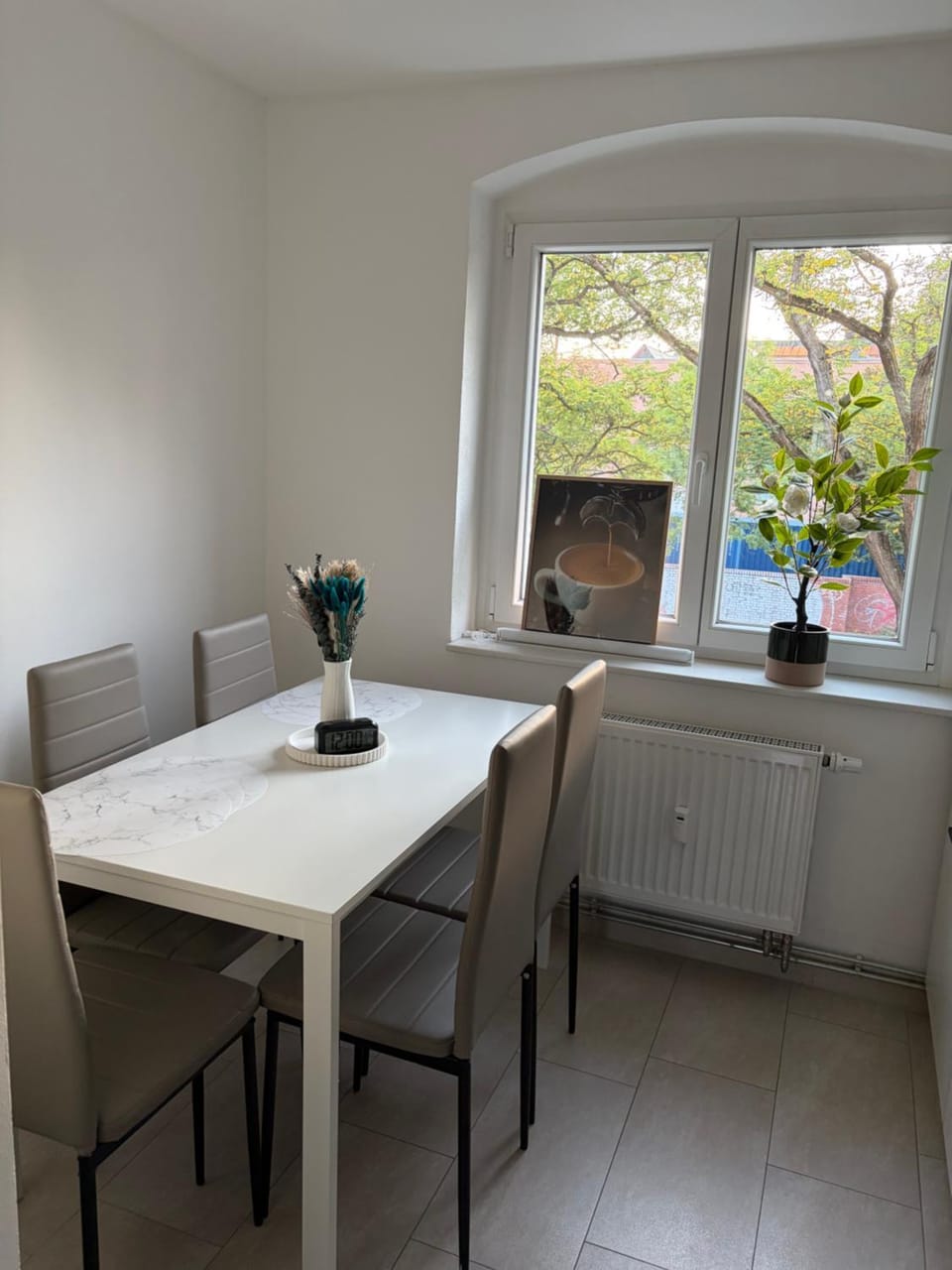 Seating area, Dining area