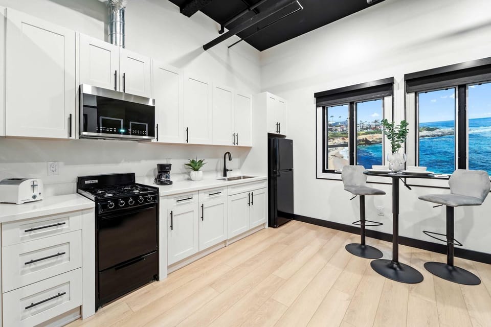 Experience Downtown Energy Near Petco Park & Dine Apartment in Gaslamp Quarter