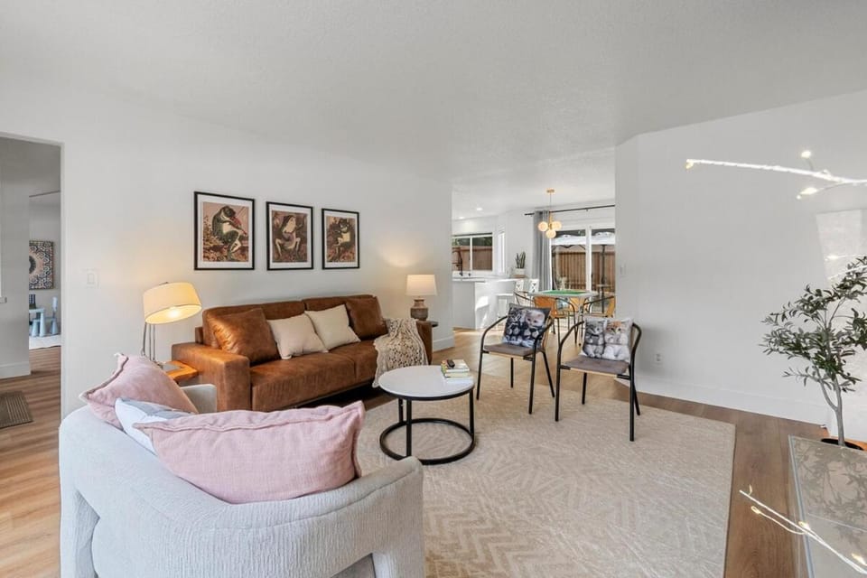 Living room, Photo of the whole room, Seating area
