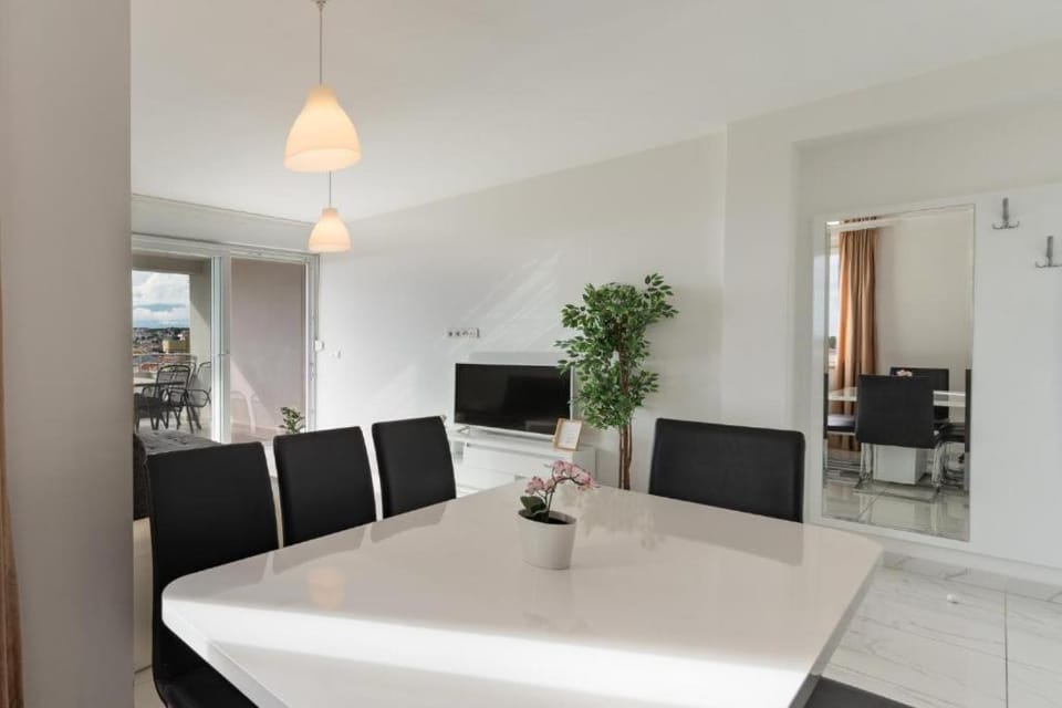 Kitchen or kitchenette, Living room, Seating area, Dining area