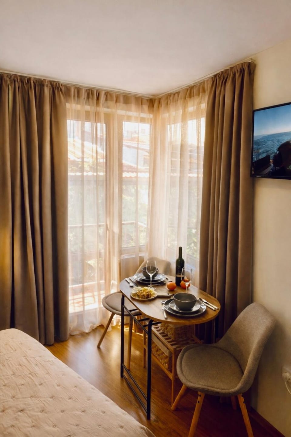 Living room, Food and drinks, Dining area