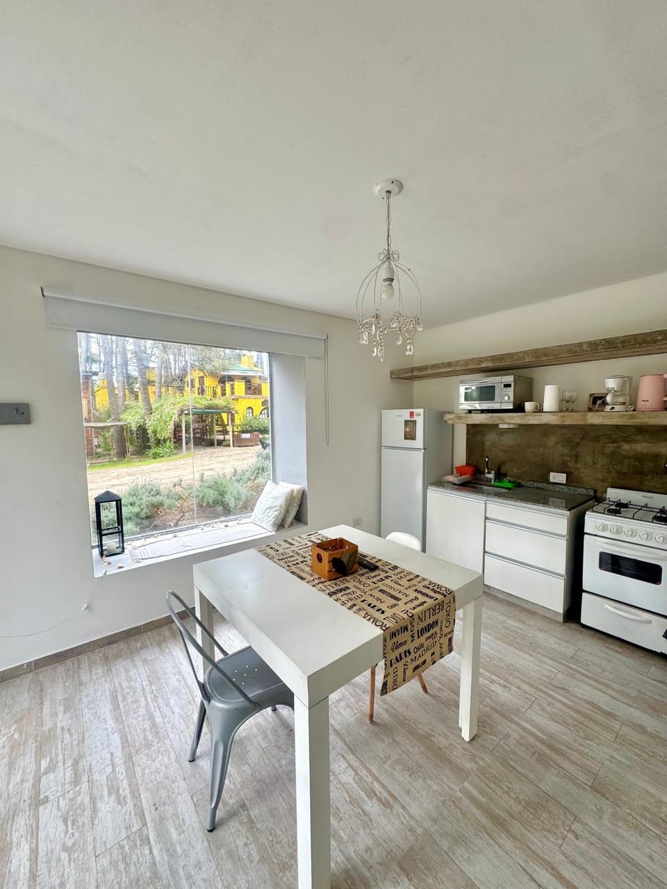 Kitchen or kitchenette, Dining area, oven, pet friendly