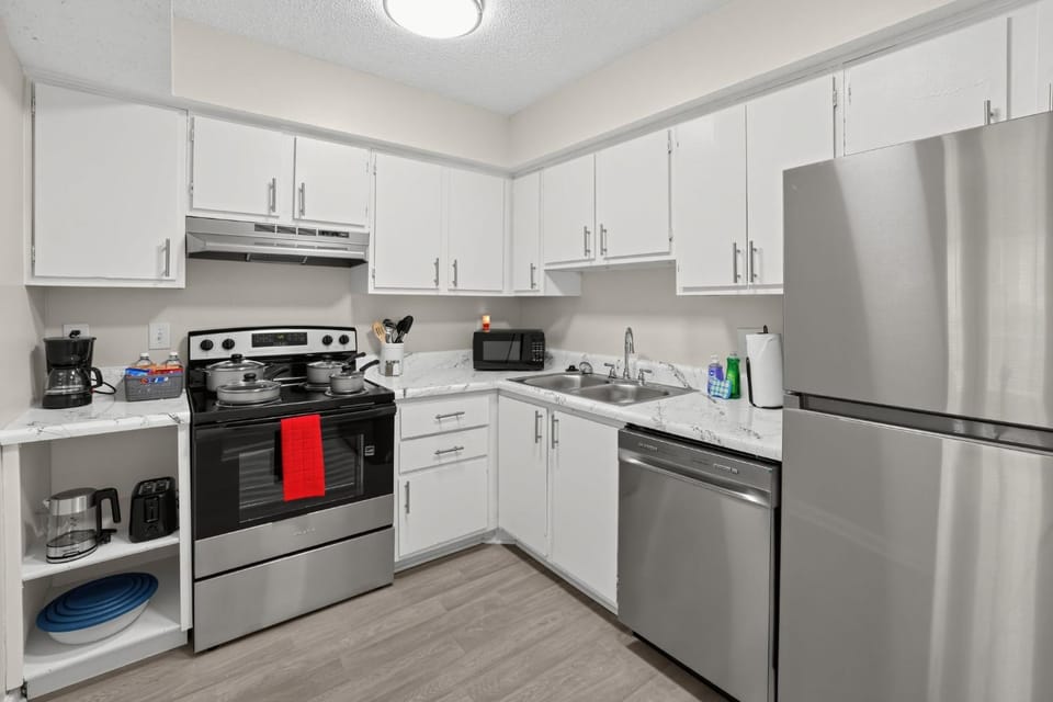 Coffee/tea facilities, Kitchen or kitchenette, dishwasher, microwave, oven, toaster, kitchen